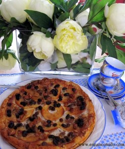 Tarta de manzanas, pasas y nueces